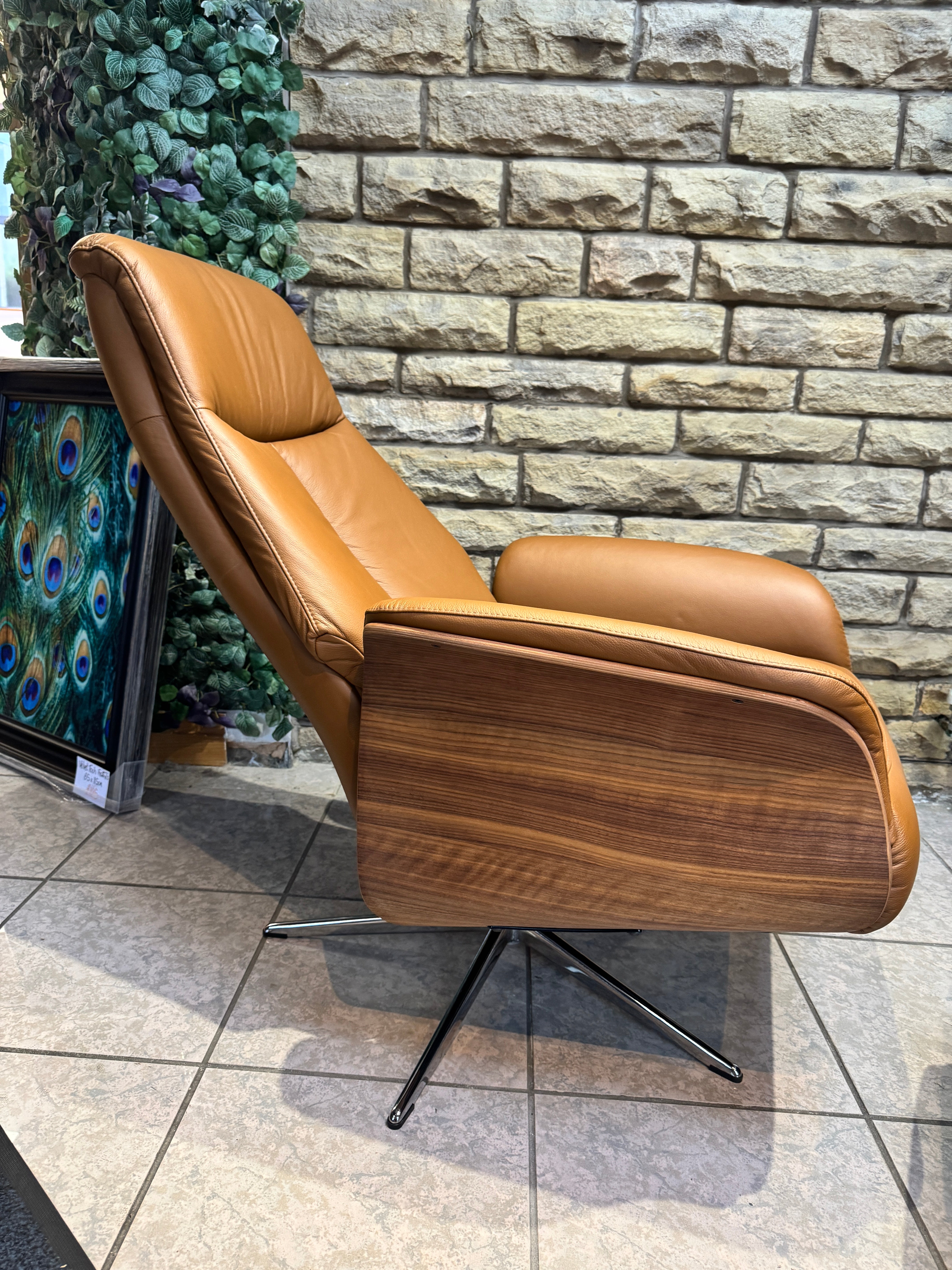 Skara manual reclining swivel chair & footstool in Texas Tan leather