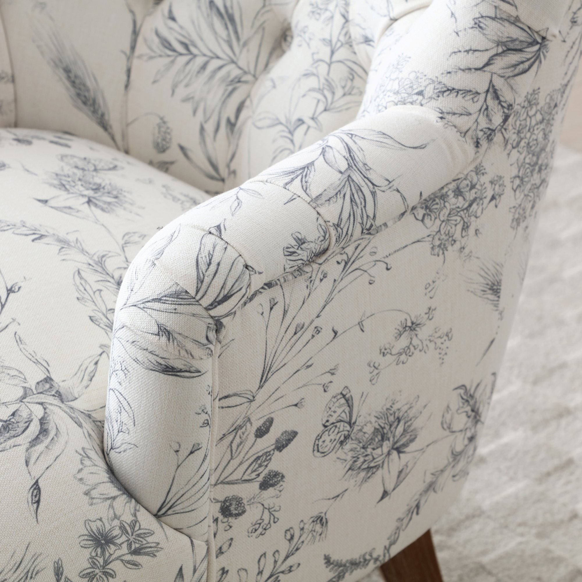 Bianca button back accent chair