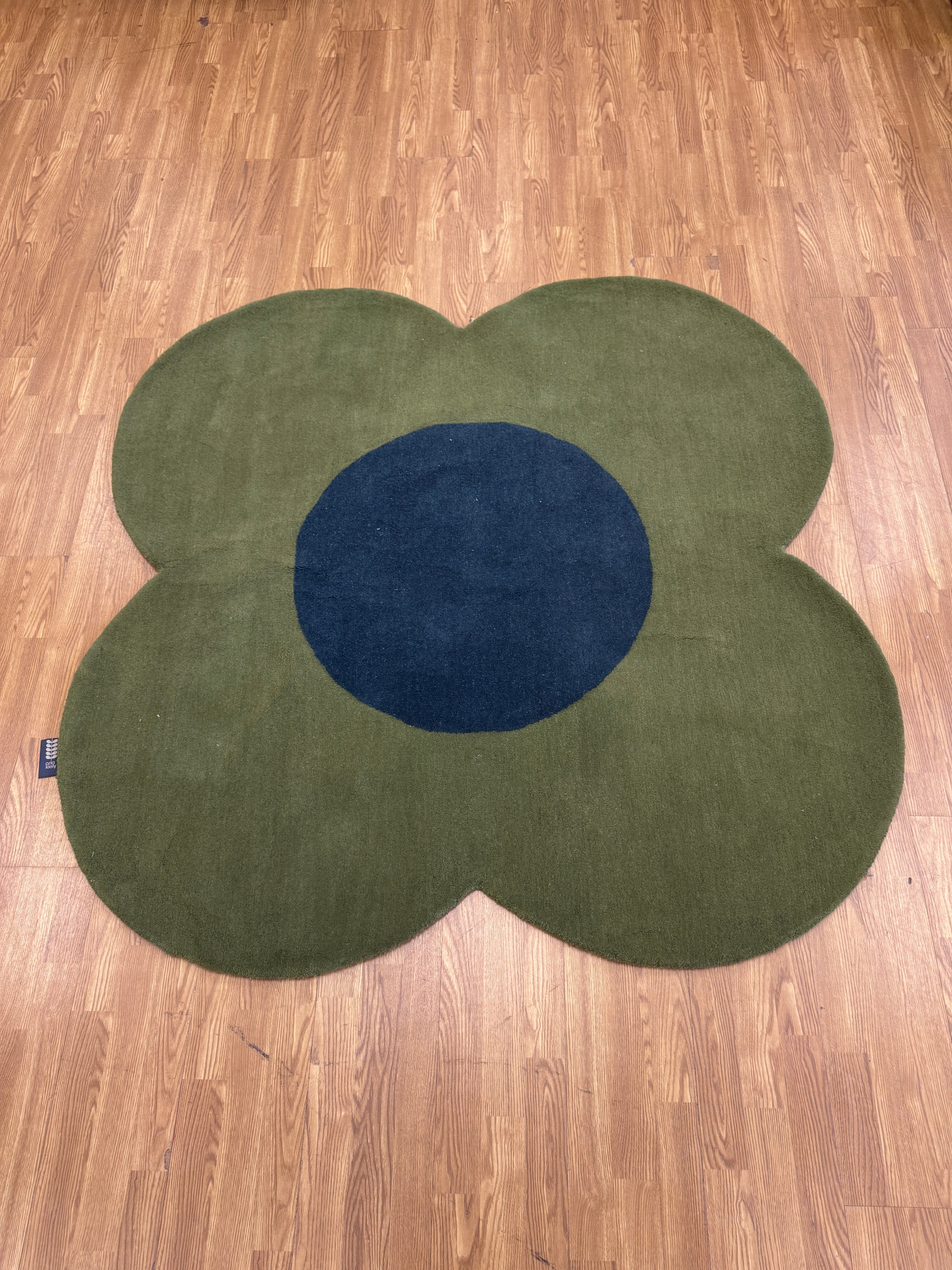 Daisy Flower round rug green & blue 100% wool 150cm