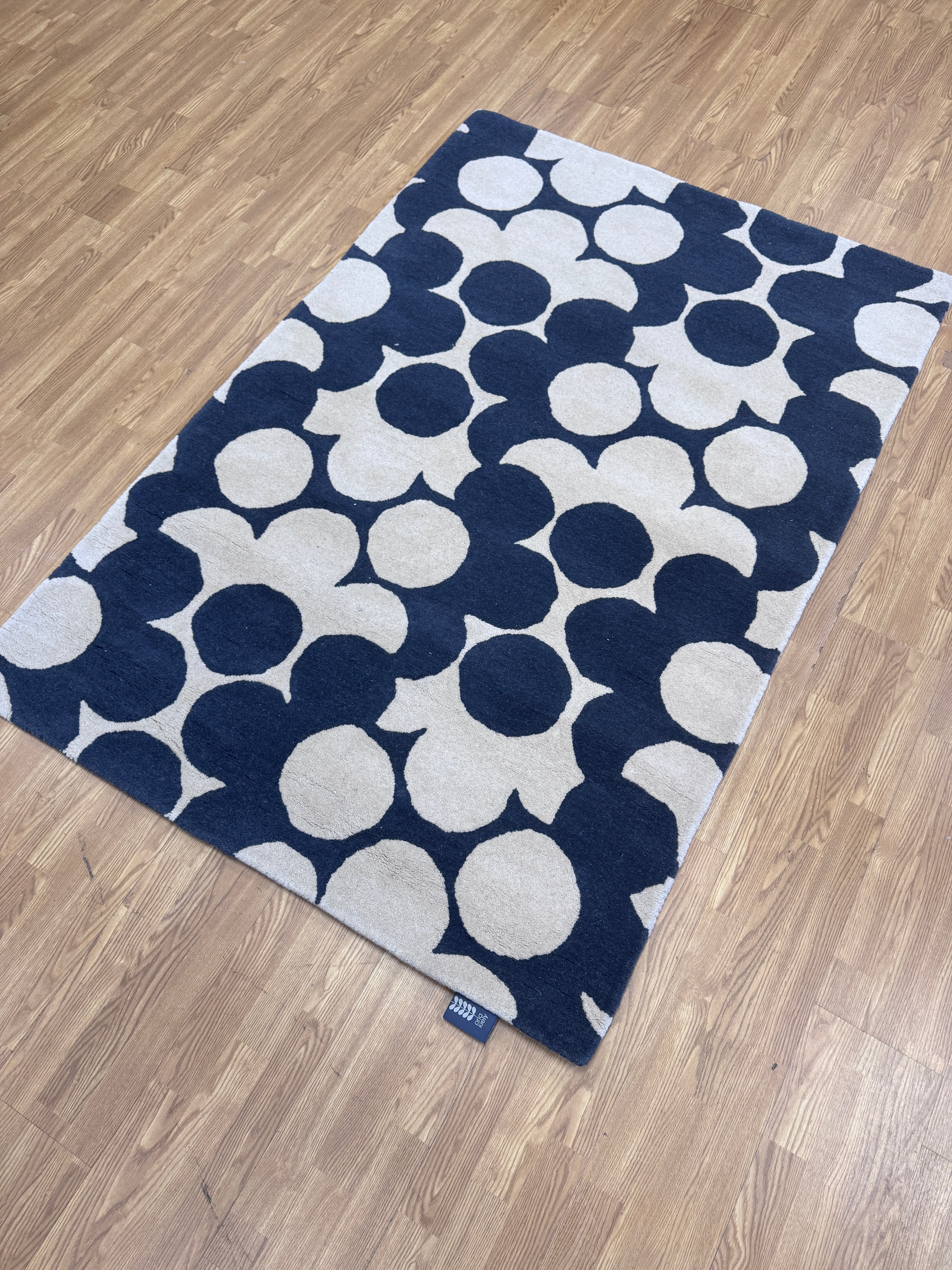 Daisy Flower rug in mono slate 100% wool 120 x 180cm
