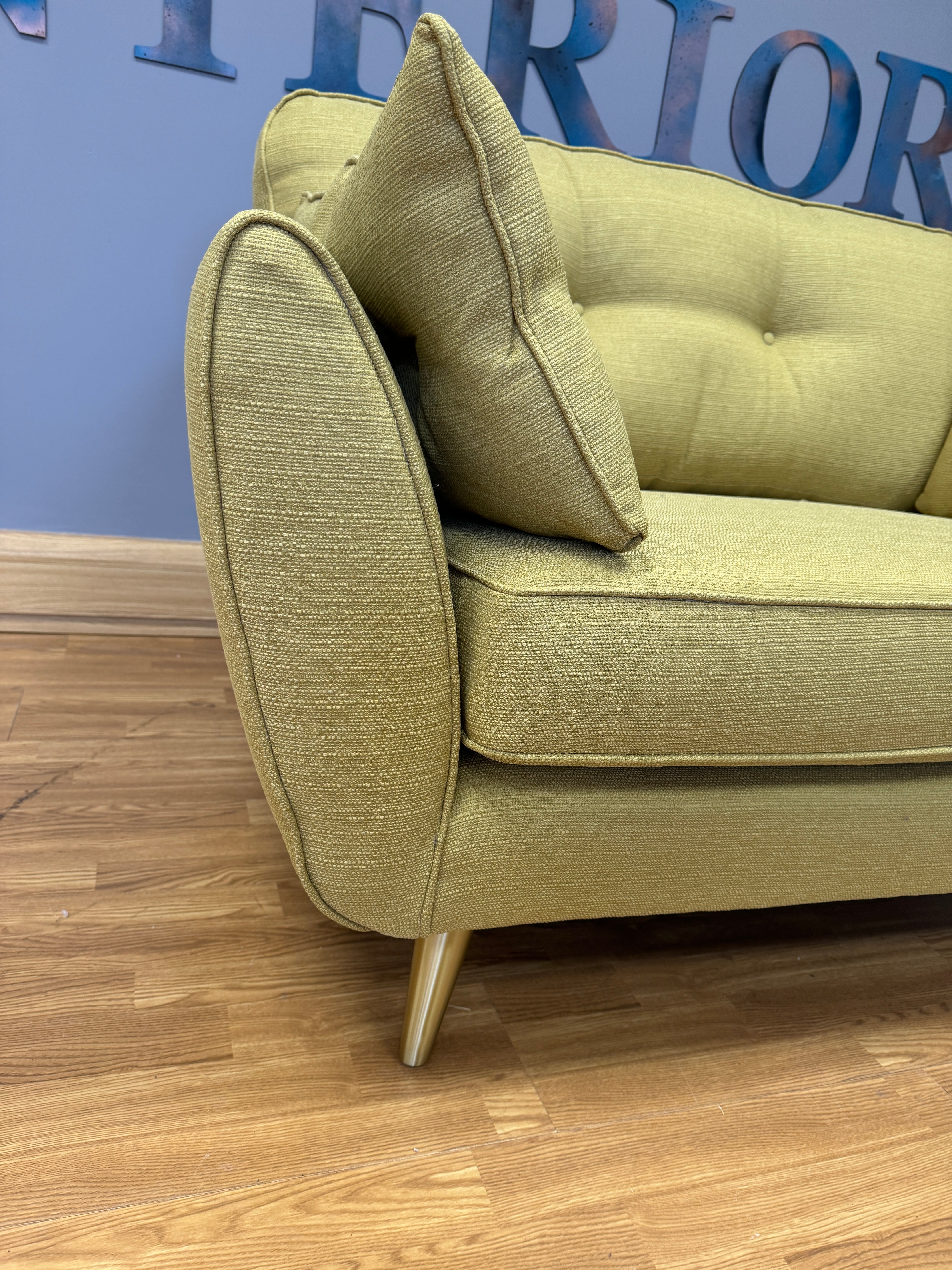 Zinc loveseat in Texas Apple weave