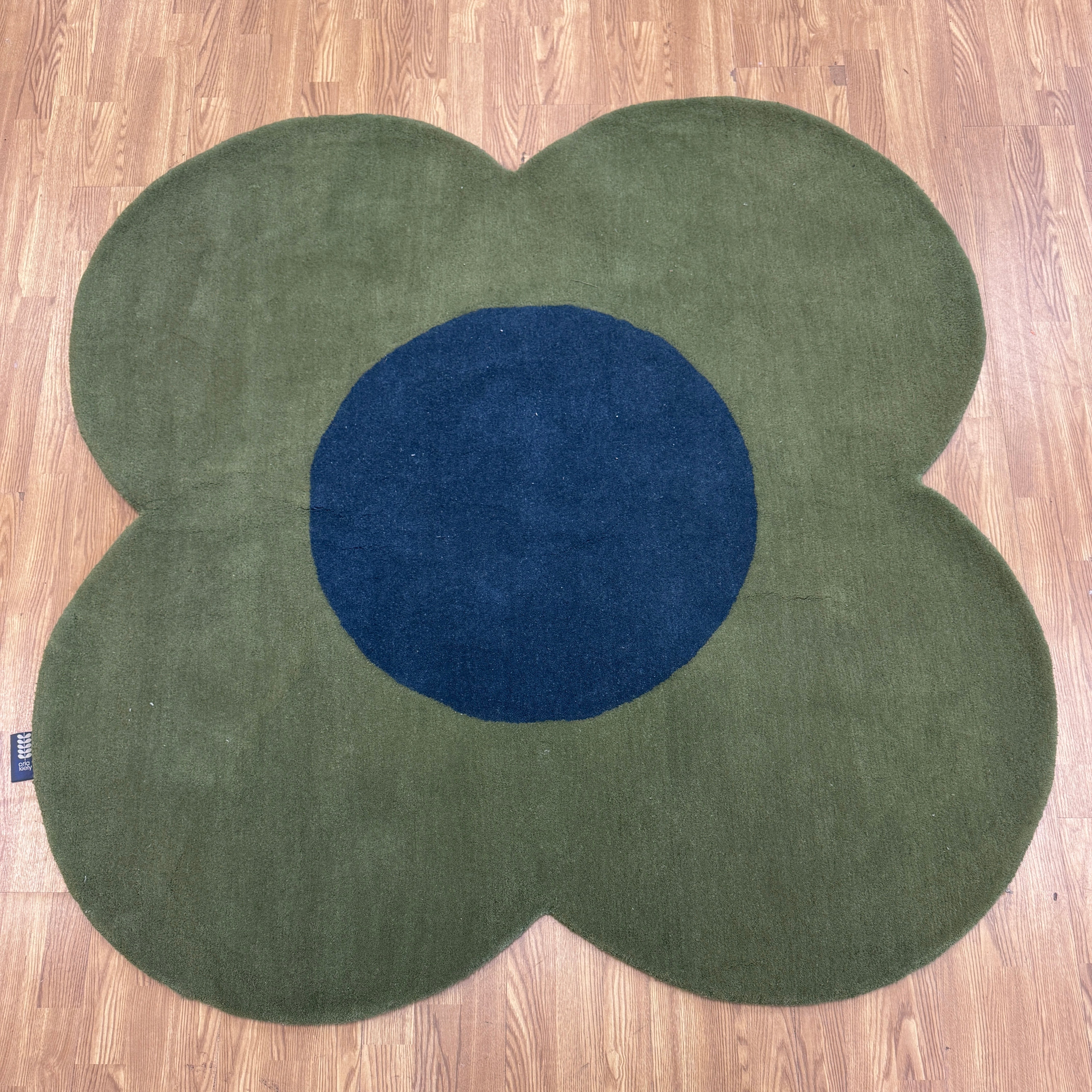 Daisy Flower round rug green & blue 100% wool 150cm